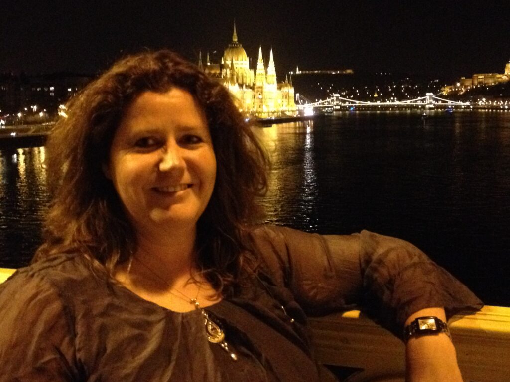 nő az éjszakai Budapesten