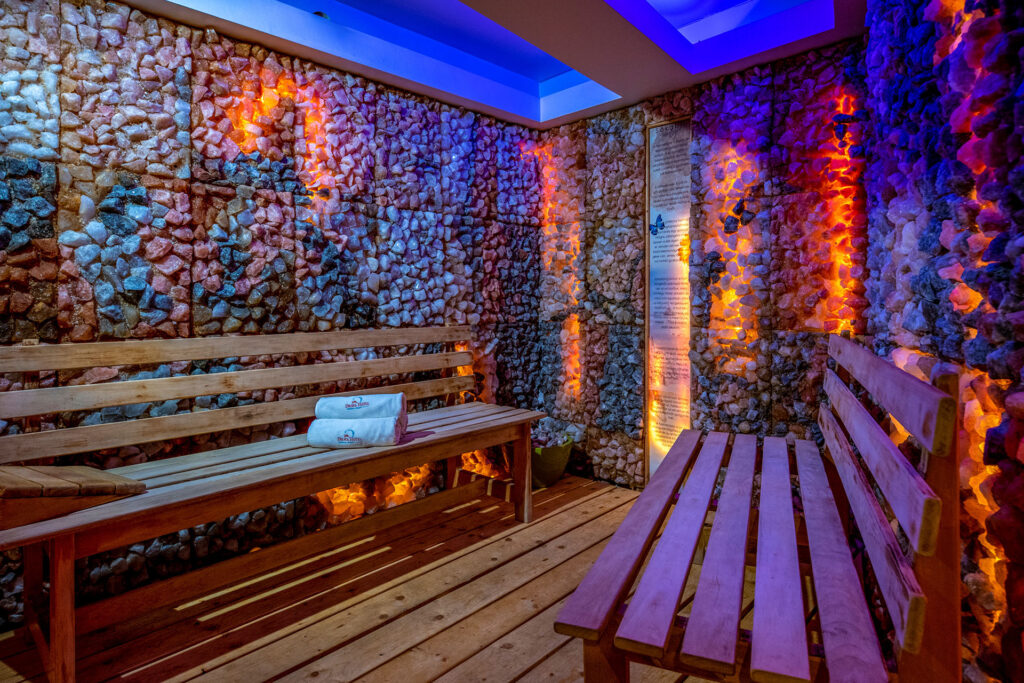 Dráva hotel helyisége fa padokkal, kőfallal