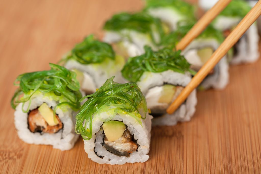 sushi és zöld alga