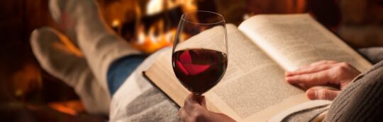 boros könyvek és boros pohár