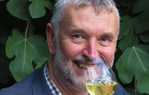 tokaj, szakállas férfi poharat tart a kezében