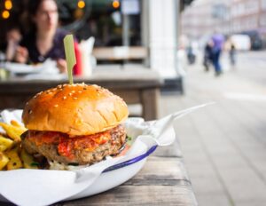 hamburgerező, utcán szendvics