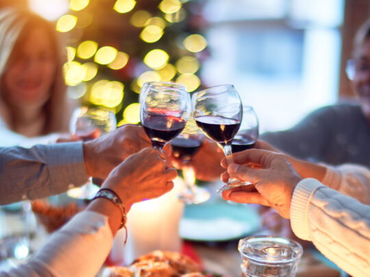 karácsonyi recept, emberek borral koccintanak