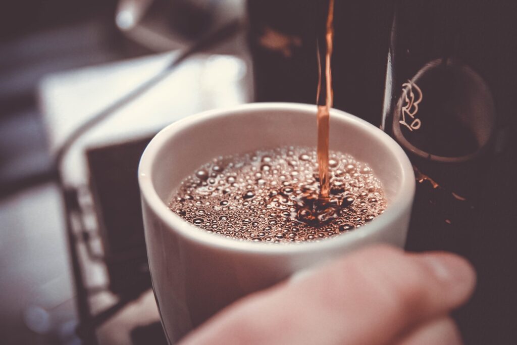 kávéfőző teszt, csésze, barna folyadék