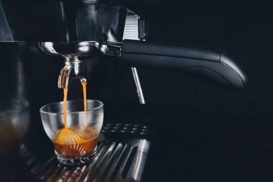 kávéfőző teszt, pohár, fekete háttér