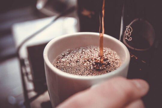 kávéfőző teszt, csésze, barna folyadék, kávé