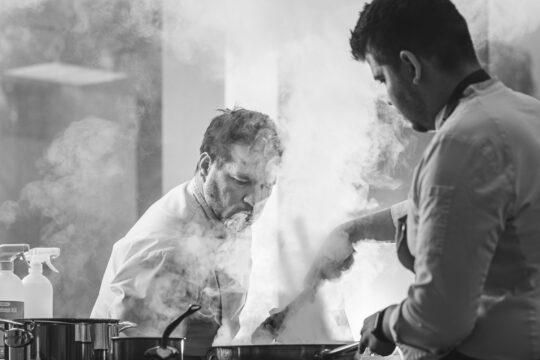 bocuse d'or magyar csapat főz konyhában fekete-fehér képen