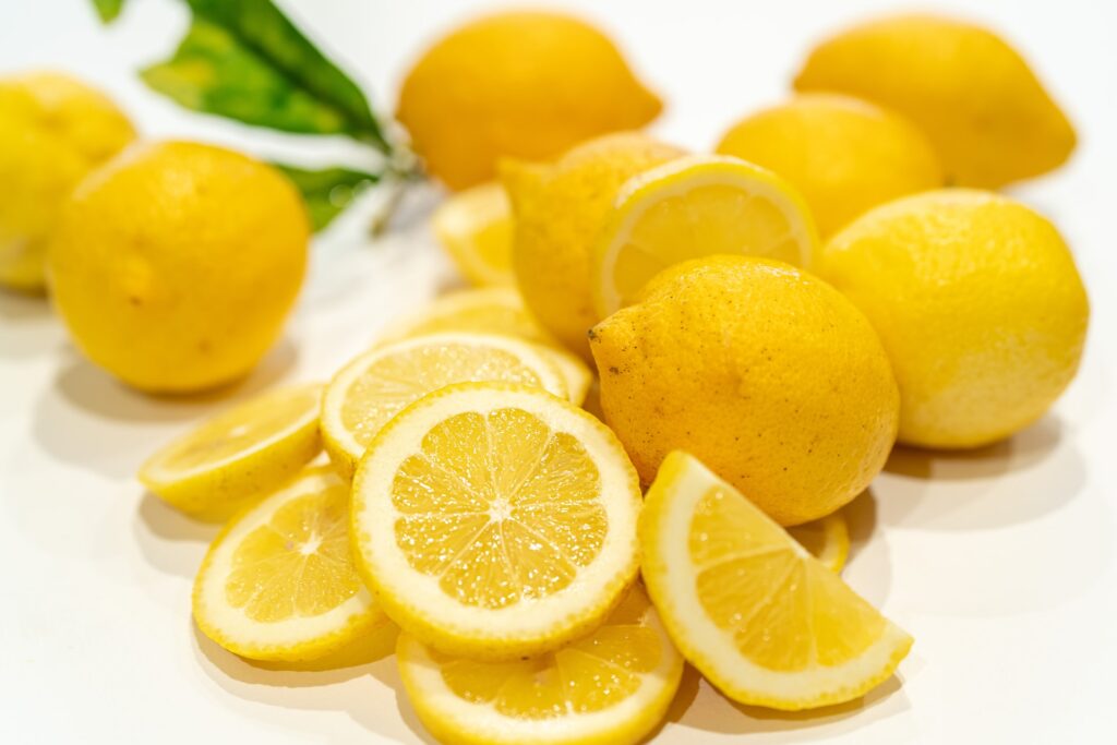 sárga citromok karikázva és egészben