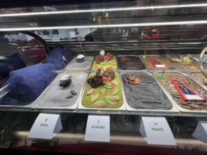 fagylalt, színes krémek tálakban