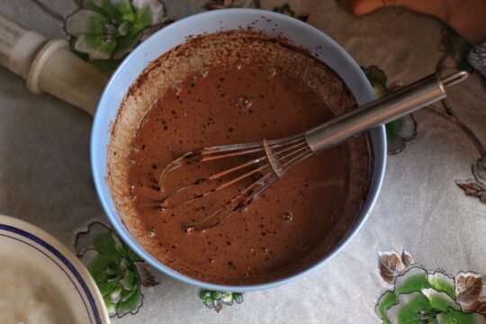 magyar édesség, tálban barna folyékony csokoládé, felülnézetből