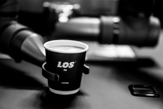 robotpincér kávéspoharat tart, fekete-fehér kép