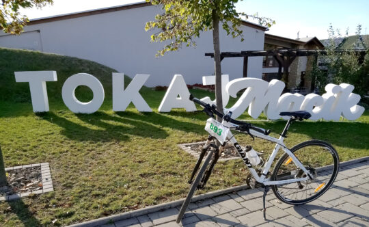 szlovák tokaji felirat, előtte egy bicikli, nappali fénynél