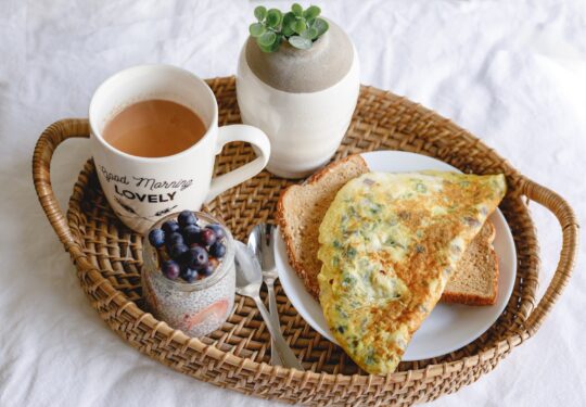 tökéletes omlett, gyümölcs és tea egy barna tálcán