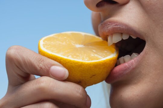 táplálkozási tévhit, nő citromot eszik közeli képen