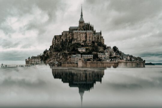 világ hét csodája, vízből kiemelkedő sziklán állnak épületek