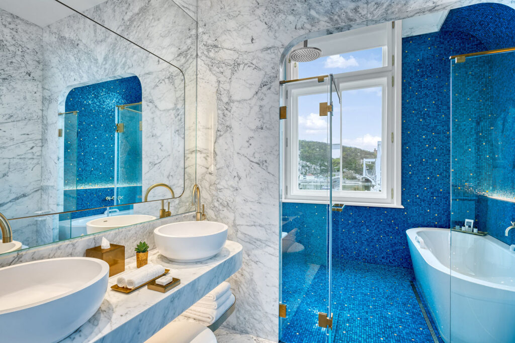 budapesti luxushotel kék fürdőszobája ablakkal