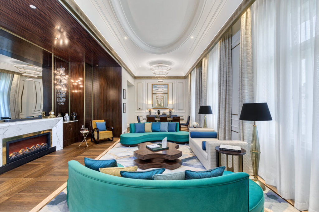 budapesti luxushotel szobája kék ülőgarnitúrával