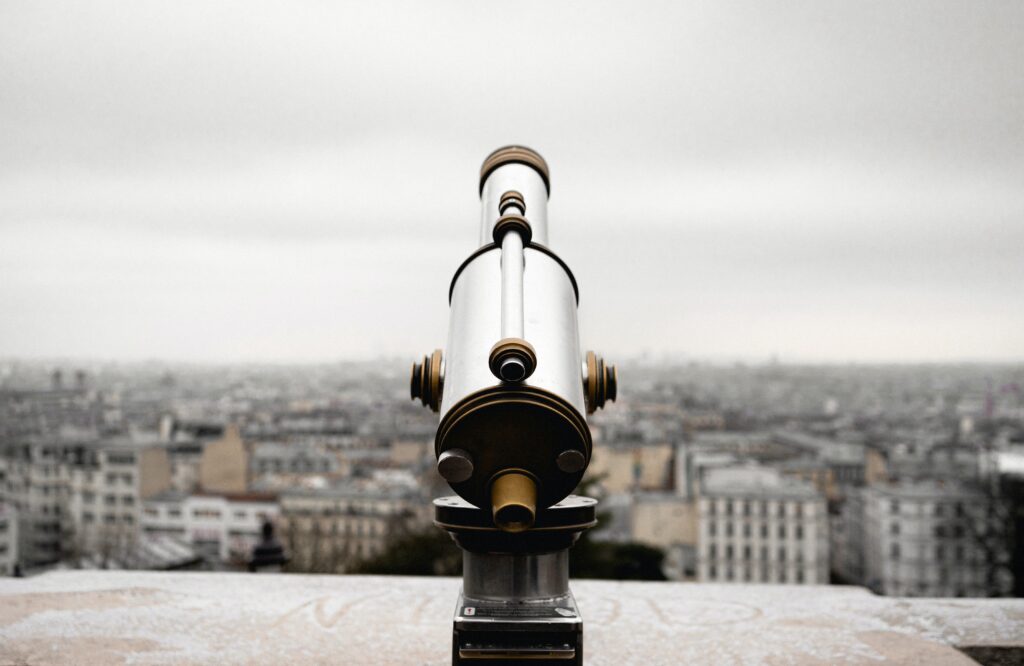 Távcső kutatja a folyékony életöröm jeleit Párizs utcáin