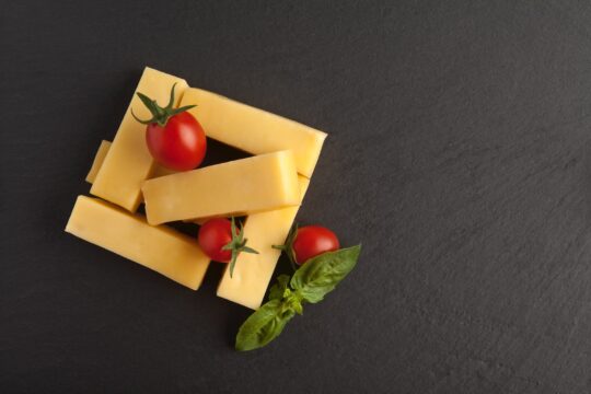 kedvenc sajt, sárga csíkok és piros karika fekete háttéren