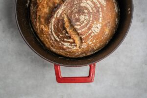 öntöttvas lábas felülnézetből, benne barna kenyér