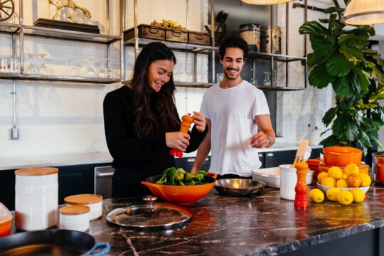 sült zöldség, férfi és nő a konyhában főznek