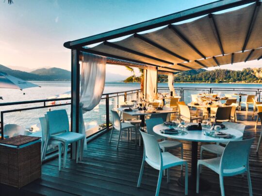 romantikus étterem vízparton lemenő napnál