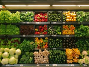 színes zöldségek bolt polcán