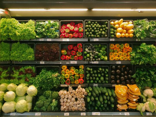 színes zöldségek bolt polcán