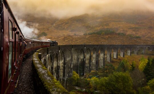 luxus vonatút valahol a világban egy viadukton az őszi tájban