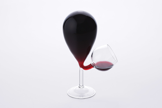 bortartóval felszerelt boros pohár
