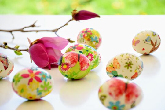 húsvét, színes tojások asztalon