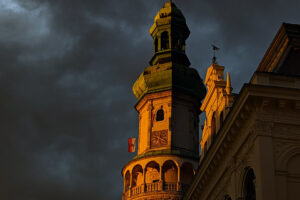 sopron, barna torony, felhős ég