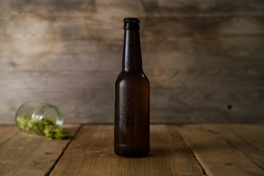sör eltarthatósága, barna palack fa asztalon