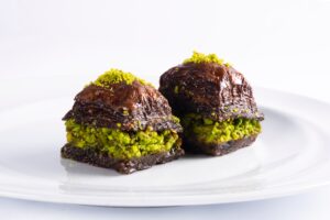 barna sütemény, benne zöld pisztácia