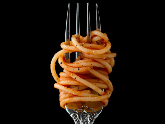 spaghetti, tésztaszósz, villa, fekete háttér