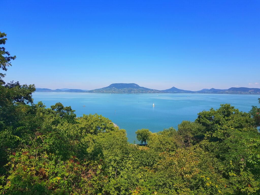 badacsony, előtte a kék balaton, fényes nappal