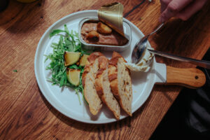 fehér tányéron kenyér, saláta, konzerv