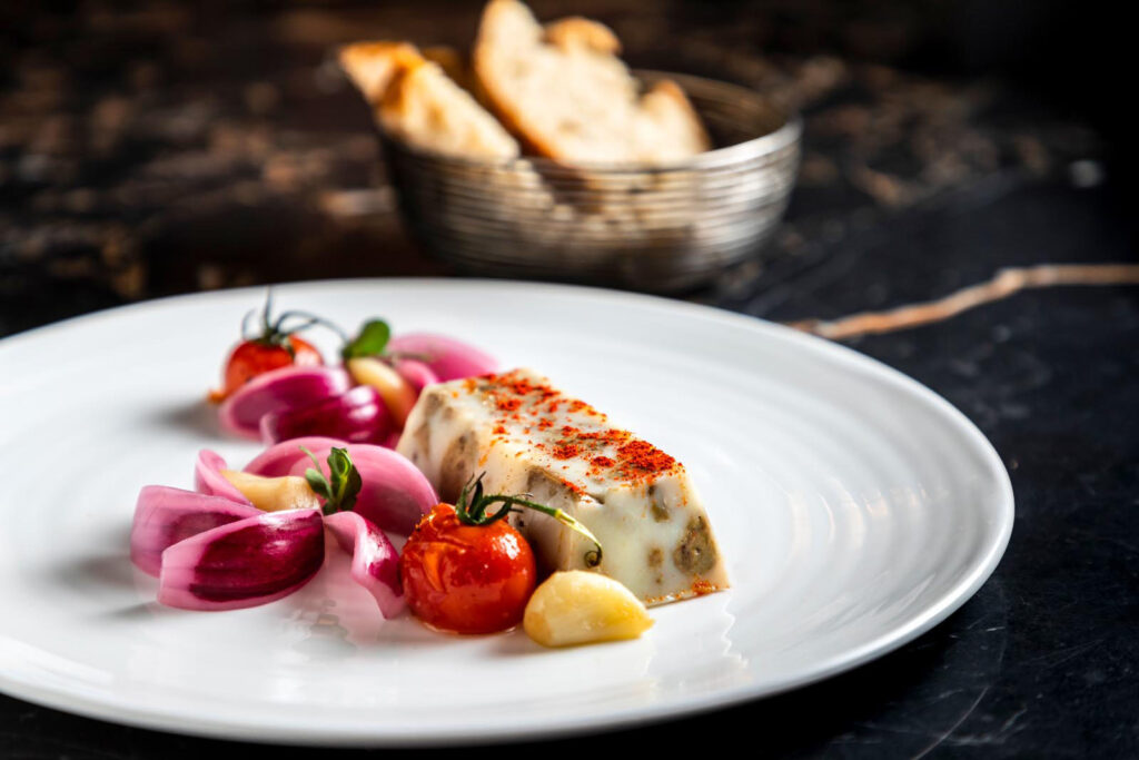 színes ételek fehér tányéron a párisi passage étlapjáról