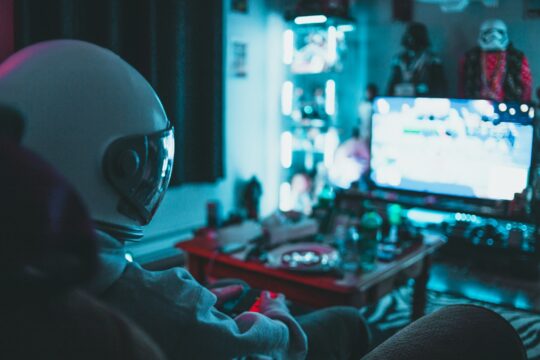 űrhajós ül a TV előtt