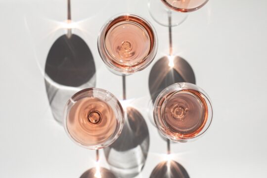rozé borok pohárban felülről fotózva