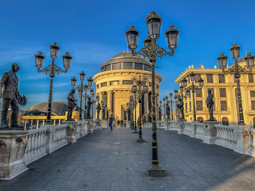 sárga épület és előtte lámpaoszlopok észak-macedónia fővárosában, Skopjéban