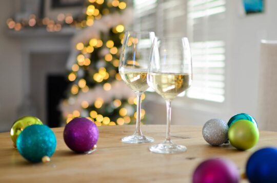 két pohár bor, mögötte karácsonyfa