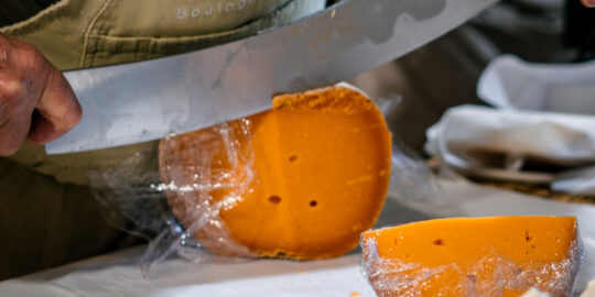 sárga sajtot szeletelnek