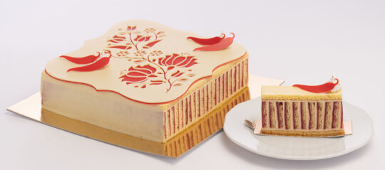 ország tortája, rózsaszín hasáb alakú torta és mellette egy szelet tányéron
