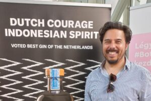 szakállas férfi áll paraván előtt