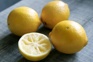 fél kifacsart citrom és egész citromok