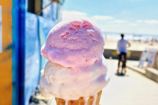 rózsaszín fagylalt, mögötte tenger, homok