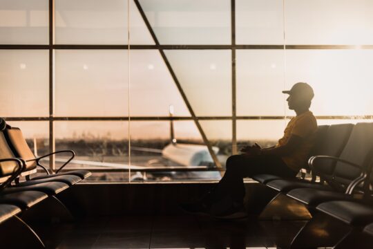 egy férfi vár a repülőtéren