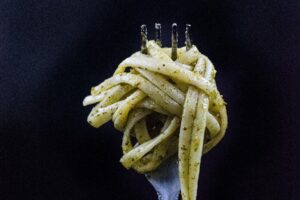 tészta, villa, fekete háttér