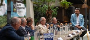 emberek ülnek asztalnál